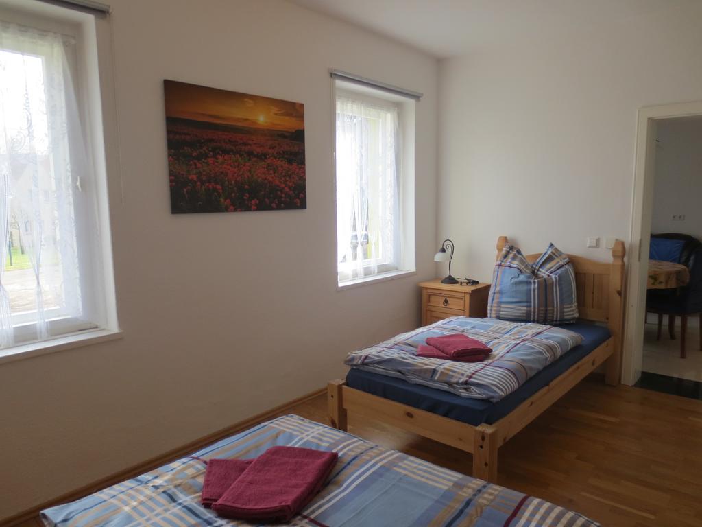 Ferienwohnung Creutzer In Leipzig Gottscheina, Ideal Auch Fuer Monteure, Kostenfreies, Schnelles Wlan Kostenfreies Parken, Geraeumiges Appartment Mit 4 Einzelbetten, Komplettausstattung Kueche, Bad Mit Badewanne Und Dusche Waschmaschine, Waeschetrock Luaran gambar